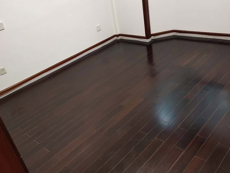 地板保養(yǎng)打蠟：首先不是所有的地板都是有需要打蠟保養(yǎng)的，強(qiáng)化地板就是不需要打蠟的。它是分為了耐磨層、基材層和底層三層結(jié)合成的。表層耐磨層為三氧化二鋁，具有較高的耐磨性和防護(hù)性，因此相對于實木等其他地板，強(qiáng)化地板的表層本身保護(hù)比較嚴(yán)實，不需要&ldquo;多此一舉&rdquo;。 很多人認(rèn)為打蠟時，越多蠟越好，其實這個是很大的誤區(qū)。如果是用蠟過多，反而因為縫隙填滿太多而影響美觀，還有可能會造成也拋光不勻，直接影響了地板亮度。所以只要用適當(dāng)?shù)挠靡恍┫灳蛪蛄?，而且地板打蠟也不是越頻繁越好，一般實木地板隔半年打一次即可。