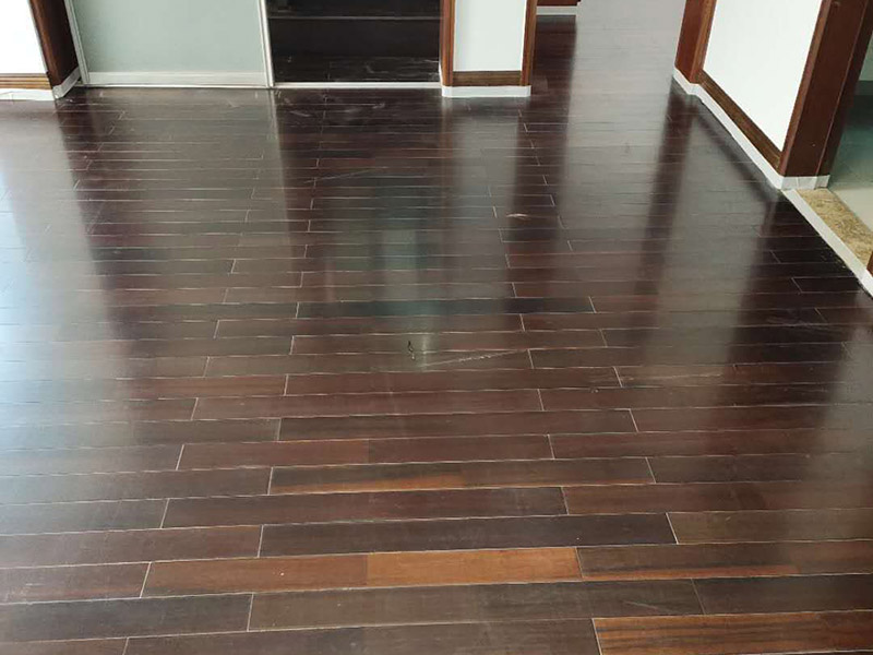 地板保養(yǎng)打蠟：首先不是所有的地板都是有需要打蠟保養(yǎng)的，強(qiáng)化地板就是不需要打蠟的。它是分為了耐磨層、基材層和底層三層結(jié)合成的。表層耐磨層為三氧化二鋁，具有較高的耐磨性和防護(hù)性，因此相對于實木等其他地板，強(qiáng)化地板的表層本身保護(hù)比較嚴(yán)實，不需要&ldquo;多此一舉&rdquo;。 很多人認(rèn)為打蠟時，越多蠟越好，其實這個是很大的誤區(qū)。如果是用蠟過多，反而因為縫隙填滿太多而影響美觀，還有可能會造成也拋光不勻，直接影響了地板亮度。所以只要用適當(dāng)?shù)挠靡恍┫灳蛪蛄?，而且地板打蠟也不是越頻繁越好，一般實木地板隔半年打一次即可。