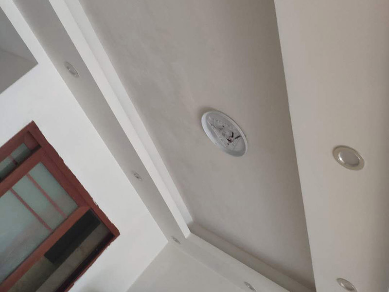 客廳頂面粉刷翻新：首先做基層處理：用膩?zhàn)幼鰤γ婊鶎优健?接著要選擇一款質(zhì)量信得過(guò)的乳膠漆底漆。最后進(jìn)行墻布基膜的涂刷。做完這些，就可以在墻面上粘貼喜的壁紙了。 刷基膜的好處還在于以后換壁紙后方便，舊壁紙撕下后，墻面完好。它能滲入基面，使基面更堅(jiān)固、耐久，同時(shí)又不受基面、水分、潮氣及堿性物質(zhì)的影響，不致基面粉化。 水泥墻面也不可以直接刷涂料。即使墻面摸起來(lái)十分平滑，如果墻面沒(méi)有進(jìn)行處理，直接刷涂料的話以后會(huì)出現(xiàn)裂痕、起皮、空鼓的現(xiàn)象。而且直接涂刷涂料，會(huì)蓋不住水泥墻的底色。 所以要先在水泥墻面涂刷界面劑，然后再進(jìn)行找平處理，確定墻面的平整度小于4mm。最后在批刮兩遍耐水膩?zhàn)?。批刮完耐水膩?zhàn)又螅鬯⑼苛暇秃?。膩?zhàn)涌梢哉谏w水泥的灰色。