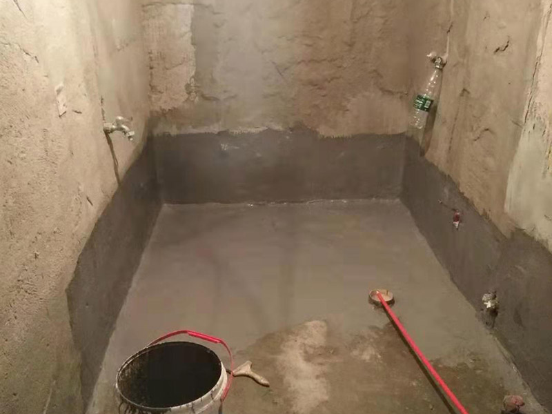 衛(wèi)生間刷防水：首先要進行地面處理，確保地面干凈，沒有任何雜物污染，基層表面堅實，無脫皮等現(xiàn)象，我們還要進行地面找平，保證地面平整，沒有較大的缺陷和補痕。一般來說，衛(wèi)生間的防水要做到180厘米，非淋浴墻面防水不能低于35厘米。小編建議防水統(tǒng)一做到180厘米。刷涂料不僅要注意高度，還有注意涂刷的厚度，國家規(guī)定防水涂料要涂到1.5毫米厚。防水涂料是要刷兩遍，第二遍涂料是要等第一遍涂料干透之后才能開始刷。