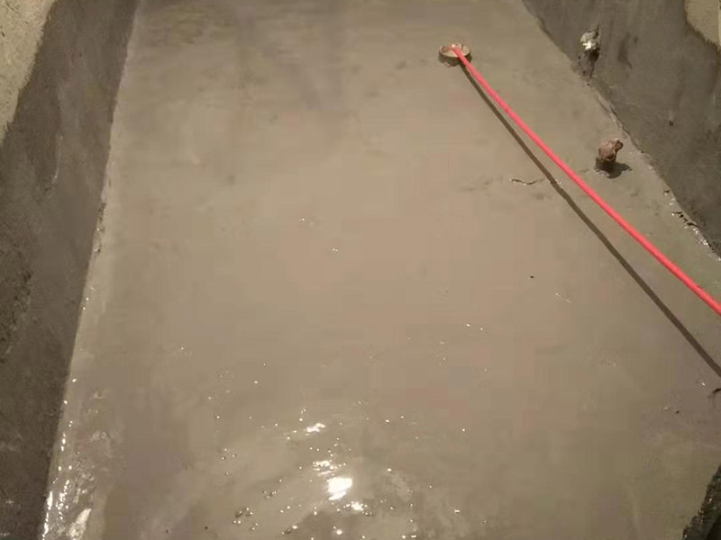 衛(wèi)生間刷防水：首先要進行地面處理，確保地面干凈，沒有任何雜物污染，基層表面堅實，無脫皮等現(xiàn)象，我們還要進行地面找平，保證地面平整，沒有較大的缺陷和補痕。一般來說，衛(wèi)生間的防水要做到180厘米，非淋浴墻面防水不能低于35厘米。小編建議防水統(tǒng)一做到180厘米。刷涂料不僅要注意高度，還有注意涂刷的厚度，國家規(guī)定防水涂料要涂到1.5毫米厚。防水涂料是要刷兩遍，第二遍涂料是要等第一遍涂料干透之后才能開始刷。