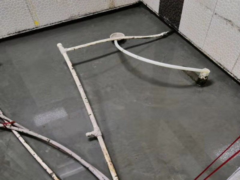 衛(wèi)生間閉水試驗(yàn)：防水施工驗(yàn)收，需要進(jìn)行兩次閉水試驗(yàn)。但是沒(méi)有規(guī)定兩次閉水試驗(yàn)都是在什么時(shí)候做，所以不同地區(qū)、不同裝修公司，做兩次試驗(yàn)的時(shí)間也不同。常見(jiàn)兩種做法： 1.第一次防水試驗(yàn)在防水層施工完成，保護(hù)層施工之前進(jìn)行，這種做法可以及早找出防水層施工的錯(cuò)誤，并及時(shí)進(jìn)行改正。 第二次防水試驗(yàn)在保護(hù)層施工完成后進(jìn)行，這一次試驗(yàn)也是業(yè)主、物業(yè)對(duì)防水工程的驗(yàn)收。 2.第一次防水試驗(yàn)在防水完全施工后（保護(hù)層也施工完成），驗(yàn)收也是在此時(shí)進(jìn)行。 第二次防水試驗(yàn)在地面、潔具施工完成后（入住前）。這樣做的好處，是可以檢查在地面施工時(shí)，是否對(duì)防水層造成了破壞。 無(wú)論使用哪種做法，在發(fā)現(xiàn)防水施工錯(cuò)誤之后，應(yīng)立刻進(jìn)行維修。且維修后應(yīng)該重新做兩次閉水試驗(yàn)。