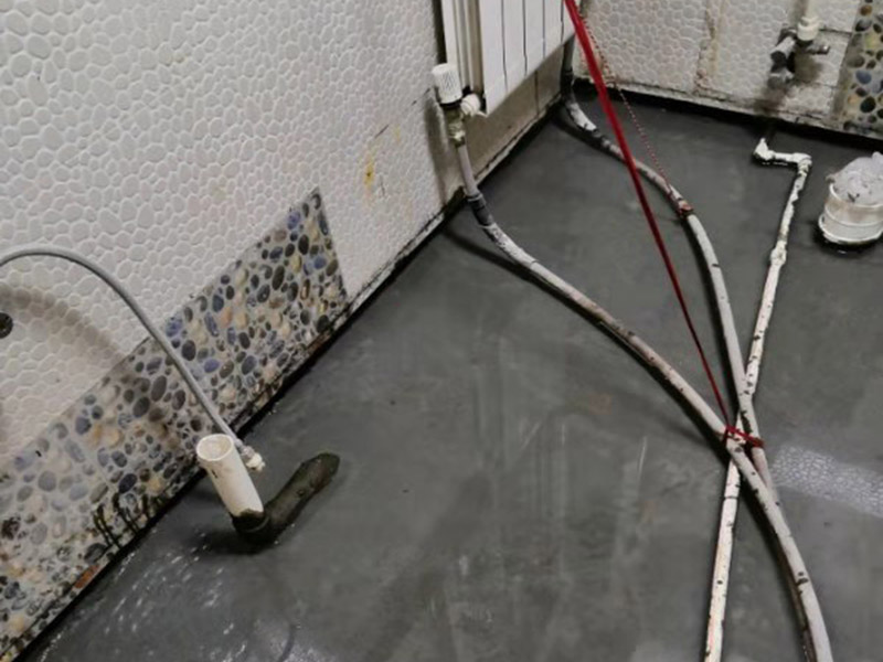 衛(wèi)生間閉水試驗(yàn)：防水施工驗(yàn)收，需要進(jìn)行兩次閉水試驗(yàn)。但是沒(méi)有規(guī)定兩次閉水試驗(yàn)都是在什么時(shí)候做，所以不同地區(qū)、不同裝修公司，做兩次試驗(yàn)的時(shí)間也不同。常見(jiàn)兩種做法： 1.第一次防水試驗(yàn)在防水層施工完成，保護(hù)層施工之前進(jìn)行，這種做法可以及早找出防水層施工的錯(cuò)誤，并及時(shí)進(jìn)行改正。 第二次防水試驗(yàn)在保護(hù)層施工完成后進(jìn)行，這一次試驗(yàn)也是業(yè)主、物業(yè)對(duì)防水工程的驗(yàn)收。 2.第一次防水試驗(yàn)在防水完全施工后（保護(hù)層也施工完成），驗(yàn)收也是在此時(shí)進(jìn)行。 第二次防水試驗(yàn)在地面、潔具施工完成后（入住前）。這樣做的好處，是可以檢查在地面施工時(shí)，是否對(duì)防水層造成了破壞。 無(wú)論使用哪種做法，在發(fā)現(xiàn)防水施工錯(cuò)誤之后，應(yīng)立刻進(jìn)行維修。且維修后應(yīng)該重新做兩次閉水試驗(yàn)。