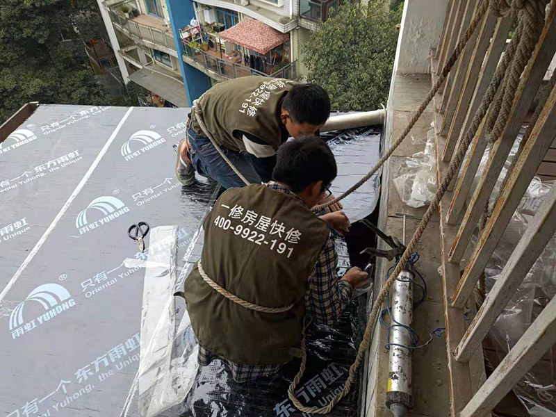 露臺屋頂防水：1.把基面處理成堅固、平整、干凈,無灰塵、油膩、蠟等以及其它碎屑物質;基面有孔隙、裂縫、不平等缺陷的,須預先用水泥砂漿修補抹平2.選擇適合家裝的防水材料。防水材料建議選擇柔嫩型的聚合物水泥基防水涂/漿料。3.注意防水要施工到位。