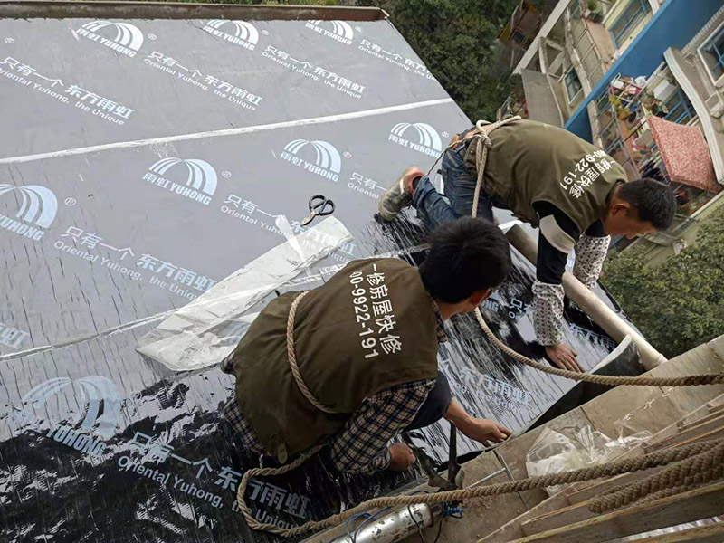 露臺屋頂防水：1.把基面處理成堅固、平整、干凈,無灰塵、油膩、蠟等以及其它碎屑物質;基面有孔隙、裂縫、不平等缺陷的,須預先用水泥砂漿修補抹平2.選擇適合家裝的防水材料。防水材料建議選擇柔嫩型的聚合物水泥基防水涂/漿料。3.注意防水要施工到位。