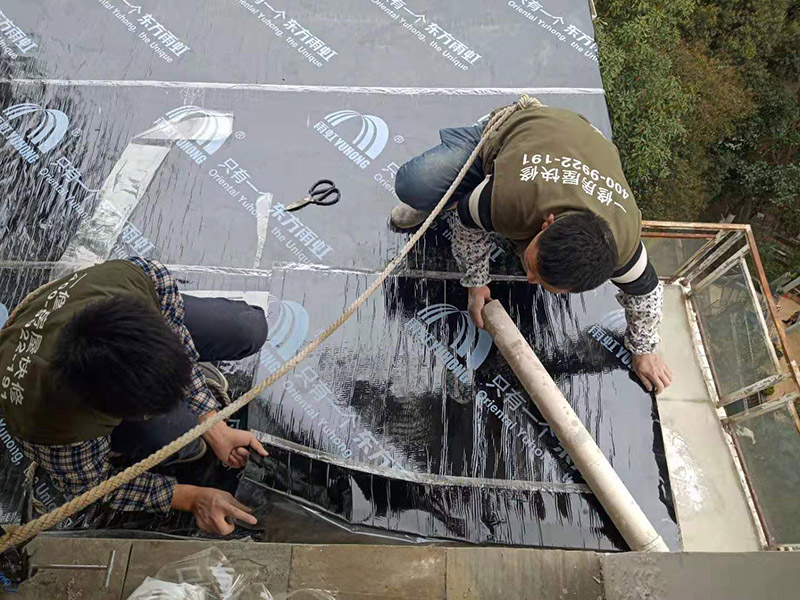 露臺屋頂防水：1.把基面處理成堅固、平整、干凈,無灰塵、油膩、蠟等以及其它碎屑物質;基面有孔隙、裂縫、不平等缺陷的,須預先用水泥砂漿修補抹平2.選擇適合家裝的防水材料。防水材料建議選擇柔嫩型的聚合物水泥基防水涂/漿料。3.注意防水要施工到位。