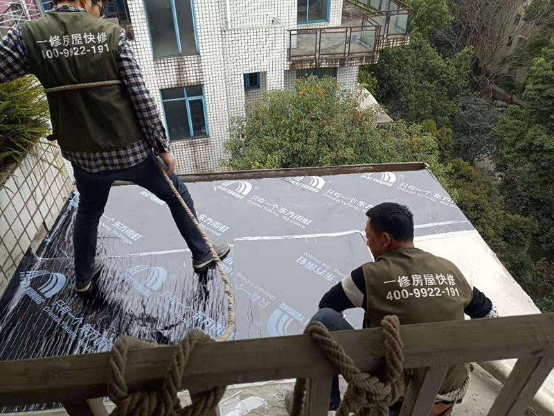 露臺屋頂防水：1.把基面處理成堅固、平整、干凈,無灰塵、油膩、蠟等以及其它碎屑物質;基面有孔隙、裂縫、不平等缺陷的,須預先用水泥砂漿修補抹平2.選擇適合家裝的防水材料。防水材料建議選擇柔嫩型的聚合物水泥基防水涂/漿料。3.注意防水要施工到位。