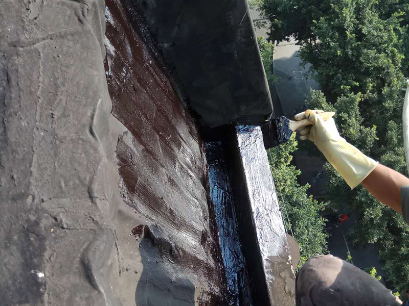 屋頂防水施工：首先，用水泥砂漿找平，同時(shí)做好防水層和保護(hù)層，然后，檢查基層處理并進(jìn)行清理，要求不能有任何雜質(zhì)，且屋面必須保持干燥，否則會(huì)直接影響防水效果，最后，根據(jù)當(dāng)天的施工量配置相應(yīng)的瀝青，并參照從高到低、從遠(yuǎn)到近的順序，開始鋪貼屋面防水卷材。