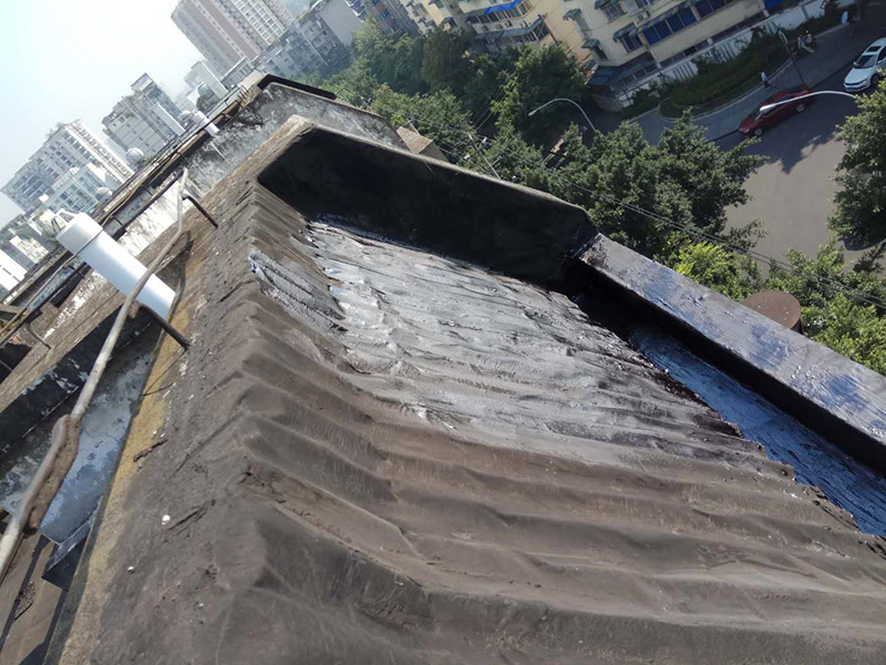 屋頂防水施工：首先，用水泥砂漿找平，同時(shí)做好防水層和保護(hù)層，然后，檢查基層處理并進(jìn)行清理，要求不能有任何雜質(zhì)，且屋面必須保持干燥，否則會(huì)直接影響防水效果，最后，根據(jù)當(dāng)天的施工量配置相應(yīng)的瀝青，并參照從高到低、從遠(yuǎn)到近的順序，開始鋪貼屋面防水卷材。