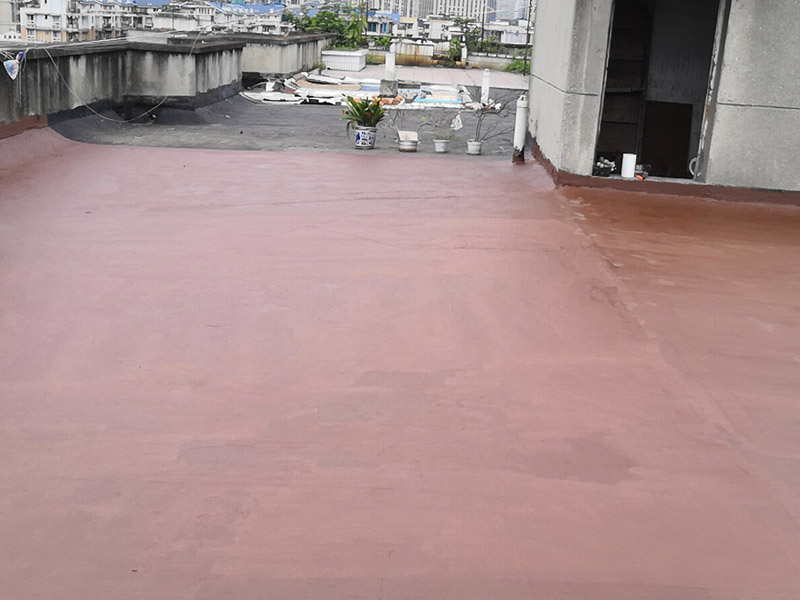 樓頂屋面防水涂刷：1．在干燥表基面上施工防水涂料前應(yīng)先濕潤(rùn)基du面至無(wú)明水為準(zhǔn)，若基面潮濕但無(wú)明水可直接施工。2．按配比先將防水漿料乳液倒入拌料桶中，然后再將粉料倒入，充分?jǐn)嚢柚辆鶆?、無(wú)料粒糊狀，靜置十分鐘后再攪拌一下，效果更佳。3．用毛刷或滾刷直接將膠漿涂刷在基面上，待第一層完全干透后（約2小時(shí)或手擦不粘為準(zhǔn)），再涂刷第二遍，兩遍的涂刷方向應(yīng)交錯(cuò)。