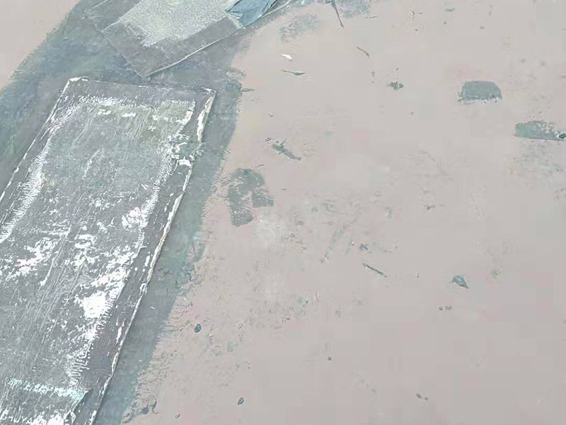 樓頂屋面防水涂刷：1．在干燥表基面上施工防水涂料前應(yīng)先濕潤(rùn)基du面至無(wú)明水為準(zhǔn)，若基面潮濕但無(wú)明水可直接施工。2．按配比先將防水漿料乳液倒入拌料桶中，然后再將粉料倒入，充分?jǐn)嚢柚辆鶆颉o(wú)料粒糊狀，靜置十分鐘后再攪拌一下，效果更佳。3．用毛刷或滾刷直接將膠漿涂刷在基面上，待第一層完全干透后（約2小時(shí)或手擦不粘為準(zhǔn)），再涂刷第二遍，兩遍的涂刷方向應(yīng)交錯(cuò)。