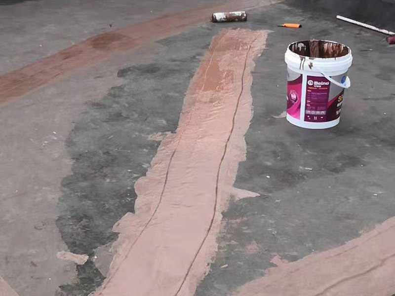 樓頂屋面防水涂刷：1．在干燥表基面上施工防水涂料前應(yīng)先濕潤(rùn)基du面至無(wú)明水為準(zhǔn)，若基面潮濕但無(wú)明水可直接施工。2．按配比先將防水漿料乳液倒入拌料桶中，然后再將粉料倒入，充分?jǐn)嚢柚辆鶆颉o(wú)料粒糊狀，靜置十分鐘后再攪拌一下，效果更佳。3．用毛刷或滾刷直接將膠漿涂刷在基面上，待第一層完全干透后（約2小時(shí)或手擦不粘為準(zhǔn)），再涂刷第二遍，兩遍的涂刷方向應(yīng)交錯(cuò)。