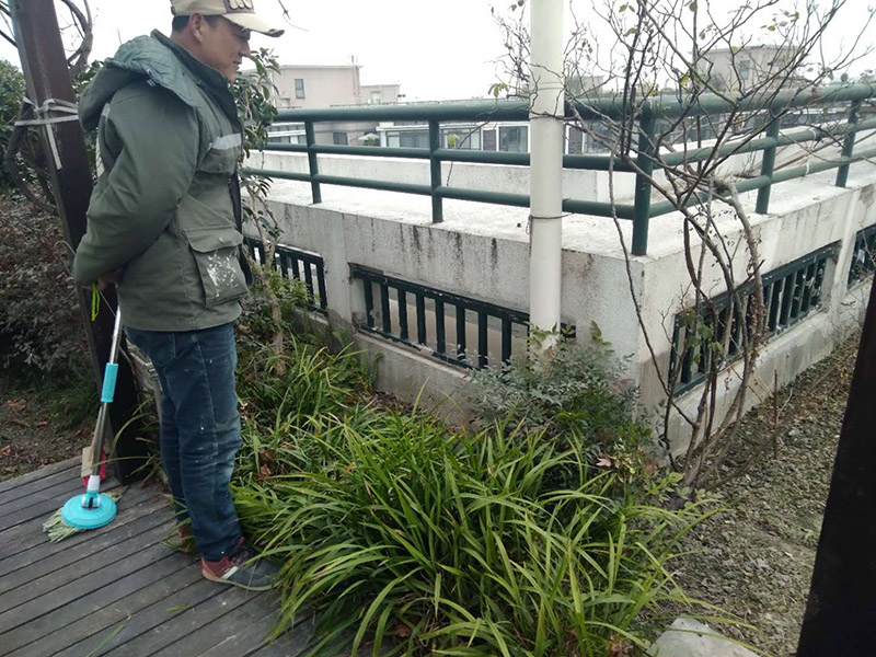 屋頂露臺看現(xiàn)場：如果防水師傅沒有檢驗基層，直接就刷防水涂料的話，那么基層比較差，后期肯定會發(fā)生滲漏問題的。當(dāng)然，有的朋友會說，即便發(fā)生這種情況，后果也是該師傅來承擔(dān)的。但事實上，真的沒有人會希望發(fā)生問題，畢竟在出現(xiàn)問題之后，會給自己生活帶來很大的麻煩。