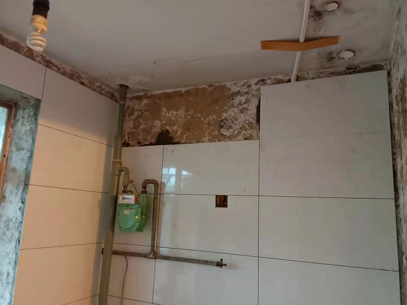 廚房墻面貼瓷磚：貼瓷片要bai根據(jù)墻面要du求，把整磚鋪貼到顯眼的地方，把切過的磚往一邊鋪貼。如果有腰線的話可以鋪貼的高度最好是超過灶臺(tái)的高度為佳。鋪貼可以鋪貼完一面墻后在進(jìn)行下個(gè)墻面，記住接口位置的拼接。最好能做到90度角，2瓷片碰接45度接口。 1、用細(xì)線拉出墻角的角度，最好每個(gè)墻角都90度。2、調(diào)好水泥漿或水泥砂漿。3、從底下橫著粘貼一排，每個(gè)磚的平整度很重要，4、連接墻角度的瓷磚接口是用收邊條還是用45度碰角。5,、一般粘貼高度為2.4米。