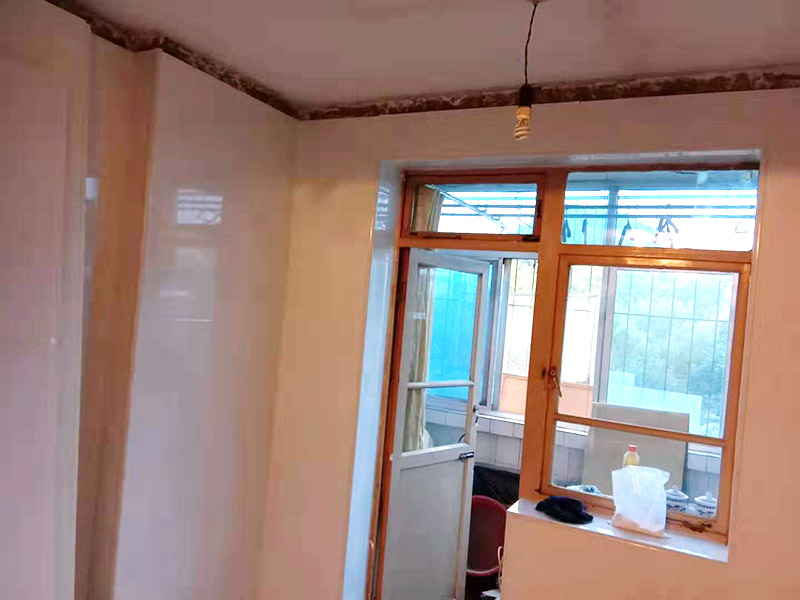 廚房墻面貼瓷磚：貼瓷片要bai根據(jù)墻面要du求，把整磚鋪貼到顯眼的地方，把切過的磚往一邊鋪貼。如果有腰線的話可以鋪貼的高度最好是超過灶臺(tái)的高度為佳。鋪貼可以鋪貼完一面墻后在進(jìn)行下個(gè)墻面，記住接口位置的拼接。最好能做到90度角，2瓷片碰接45度接口。 1、用細(xì)線拉出墻角的角度，最好每個(gè)墻角都90度。2、調(diào)好水泥漿或水泥砂漿。3、從底下橫著粘貼一排，每個(gè)磚的平整度很重要，4、連接墻角度的瓷磚接口是用收邊條還是用45度碰角。5,、一般粘貼高度為2.4米。