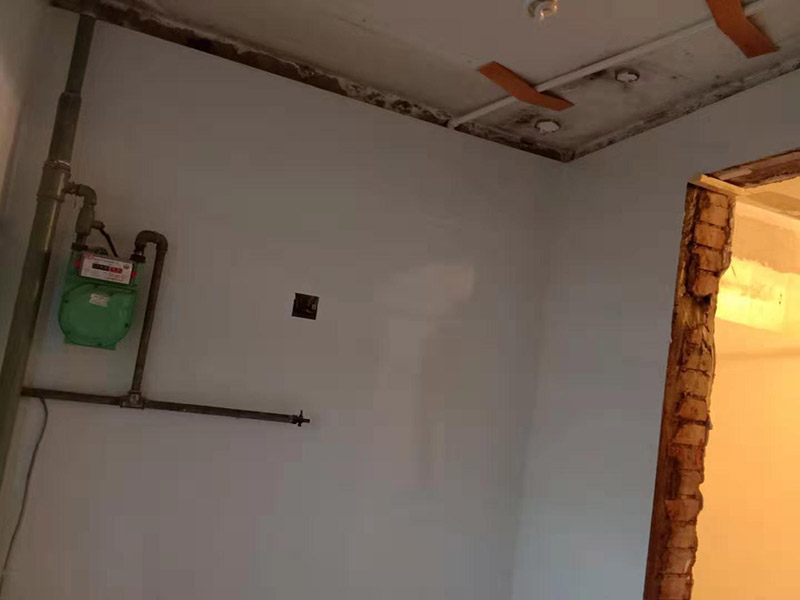 廚房墻面貼瓷磚：貼瓷片要bai根據(jù)墻面要du求，把整磚鋪貼到顯眼的地方，把切過的磚往一邊鋪貼。如果有腰線的話可以鋪貼的高度最好是超過灶臺(tái)的高度為佳。鋪貼可以鋪貼完一面墻后在進(jìn)行下個(gè)墻面，記住接口位置的拼接。最好能做到90度角，2瓷片碰接45度接口。 1、用細(xì)線拉出墻角的角度，最好每個(gè)墻角都90度。2、調(diào)好水泥漿或水泥砂漿。3、從底下橫著粘貼一排，每個(gè)磚的平整度很重要，4、連接墻角度的瓷磚接口是用收邊條還是用45度碰角。5,、一般粘貼高度為2.4米。