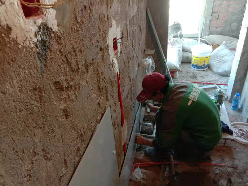 廚房貼瓷磚維修：貼磚之前你的用大盆將瓷磚浸泡12小時(shí)然后再拿到蔭涼出放置12小時(shí)；地面抄平完畢，做好地面防水及防水保護(hù)層。做好水電管線已安裝，并堵實(shí)抹平腳手眼和管洞等。臉盆架、鏡卡、管卡、水箱、煤氣等應(yīng)埋好防腐木磚，位置準(zhǔn)確。然后將殘存在基層的砂漿粉渣、灰塵、油污等清理干凈，并提前澆水濕潤。 待底層灰六、七層干時(shí)，按圖紙要求，面磚規(guī)格及實(shí)際條件進(jìn)行排磚、彈線。刮平，隨抹隨自上而下粘貼面磚，要求砂漿飽滿，虧灰時(shí)，取下重貼，并隨時(shí)用靠尺檢查平整度，同時(shí)保證縫隙寬度一致貼完經(jīng)自檢無空鼓、不平、不直后，用棉紗擦干凈，用白水泥漿或拍干水泥擦縫，用布將縫內(nèi)的素漿擦勻，磚面擦干凈。