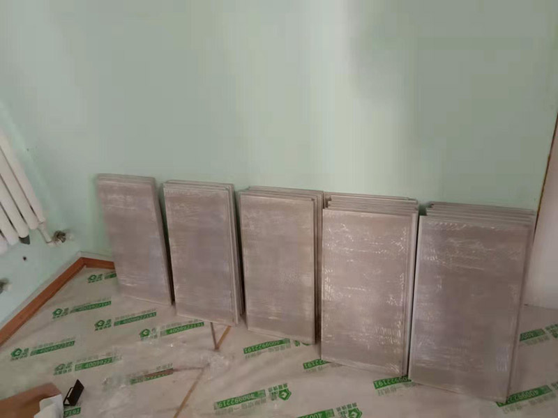 廚房貼瓷磚維修：貼磚之前你的用大盆將瓷磚浸泡12小時(shí)然后再拿到蔭涼出放置12小時(shí)；地面抄平完畢，做好地面防水及防水保護(hù)層。做好水電管線已安裝，并堵實(shí)抹平腳手眼和管洞等。臉盆架、鏡卡、管卡、水箱、煤氣等應(yīng)埋好防腐木磚，位置準(zhǔn)確。然后將殘存在基層的砂漿粉渣、灰塵、油污等清理干凈，并提前澆水濕潤。 待底層灰六、七層干時(shí)，按圖紙要求，面磚規(guī)格及實(shí)際條件進(jìn)行排磚、彈線。刮平，隨抹隨自上而下粘貼面磚，要求砂漿飽滿，虧灰時(shí)，取下重貼，并隨時(shí)用靠尺檢查平整度，同時(shí)保證縫隙寬度一致貼完經(jīng)自檢無空鼓、不平、不直后，用棉紗擦干凈，用白水泥漿或拍干水泥擦縫，用布將縫內(nèi)的素漿擦勻，磚面擦干凈。