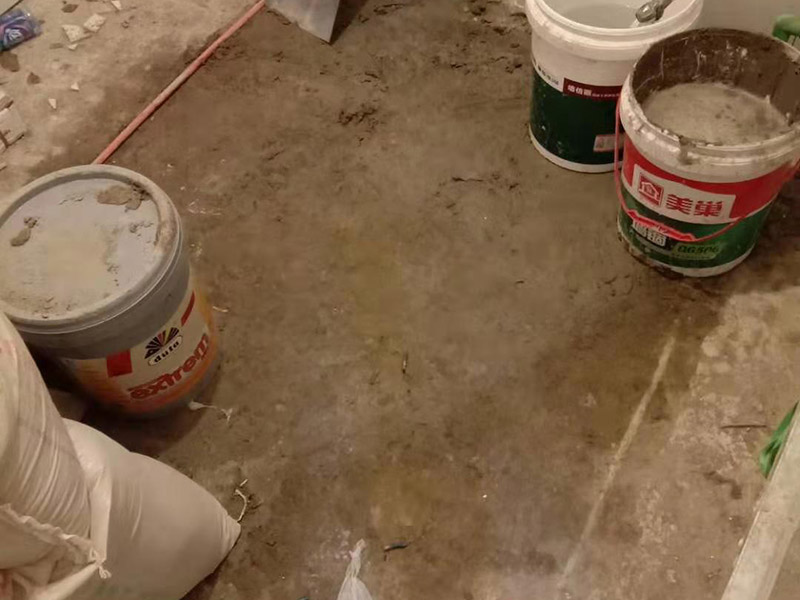 廚房貼瓷磚維修：貼磚之前你的用大盆將瓷磚浸泡12小時(shí)然后再拿到蔭涼出放置12小時(shí)；地面抄平完畢，做好地面防水及防水保護(hù)層。做好水電管線已安裝，并堵實(shí)抹平腳手眼和管洞等。臉盆架、鏡卡、管卡、水箱、煤氣等應(yīng)埋好防腐木磚，位置準(zhǔn)確。然后將殘存在基層的砂漿粉渣、灰塵、油污等清理干凈，并提前澆水濕潤。 待底層灰六、七層干時(shí)，按圖紙要求，面磚規(guī)格及實(shí)際條件進(jìn)行排磚、彈線。刮平，隨抹隨自上而下粘貼面磚，要求砂漿飽滿，虧灰時(shí)，取下重貼，并隨時(shí)用靠尺檢查平整度，同時(shí)保證縫隙寬度一致貼完經(jīng)自檢無空鼓、不平、不直后，用棉紗擦干凈，用白水泥漿或拍干水泥擦縫，用布將縫內(nèi)的素漿擦勻，磚面擦干凈。