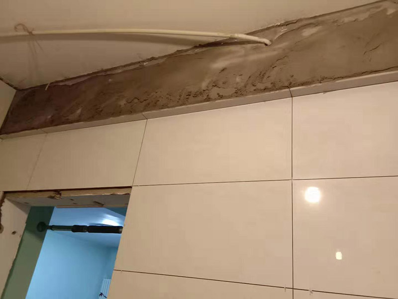 廚房貼瓷磚維修：貼磚之前你的用大盆將瓷磚浸泡12小時(shí)然后再拿到蔭涼出放置12小時(shí)；地面抄平完畢，做好地面防水及防水保護(hù)層。做好水電管線已安裝，并堵實(shí)抹平腳手眼和管洞等。臉盆架、鏡卡、管卡、水箱、煤氣等應(yīng)埋好防腐木磚，位置準(zhǔn)確。然后將殘存在基層的砂漿粉渣、灰塵、油污等清理干凈，并提前澆水濕潤。 待底層灰六、七層干時(shí)，按圖紙要求，面磚規(guī)格及實(shí)際條件進(jìn)行排磚、彈線。刮平，隨抹隨自上而下粘貼面磚，要求砂漿飽滿，虧灰時(shí)，取下重貼，并隨時(shí)用靠尺檢查平整度，同時(shí)保證縫隙寬度一致貼完經(jīng)自檢無空鼓、不平、不直后，用棉紗擦干凈，用白水泥漿或拍干水泥擦縫，用布將縫內(nèi)的素漿擦勻，磚面擦干凈。