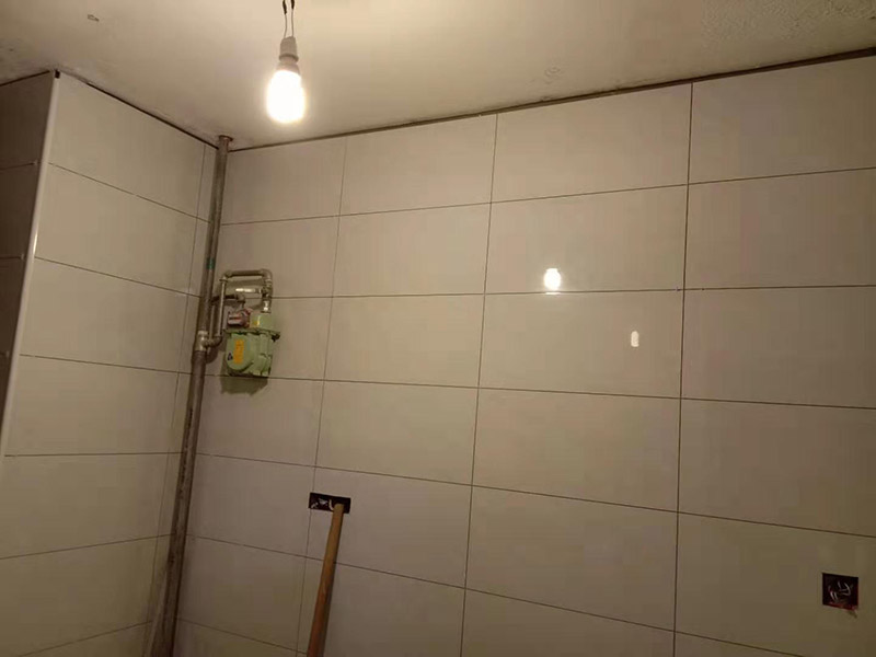 廚房貼瓷磚維修：貼磚之前你的用大盆將瓷磚浸泡12小時(shí)然后再拿到蔭涼出放置12小時(shí)；地面抄平完畢，做好地面防水及防水保護(hù)層。做好水電管線已安裝，并堵實(shí)抹平腳手眼和管洞等。臉盆架、鏡卡、管卡、水箱、煤氣等應(yīng)埋好防腐木磚，位置準(zhǔn)確。然后將殘存在基層的砂漿粉渣、灰塵、油污等清理干凈，并提前澆水濕潤。 待底層灰六、七層干時(shí)，按圖紙要求，面磚規(guī)格及實(shí)際條件進(jìn)行排磚、彈線。刮平，隨抹隨自上而下粘貼面磚，要求砂漿飽滿，虧灰時(shí)，取下重貼，并隨時(shí)用靠尺檢查平整度，同時(shí)保證縫隙寬度一致貼完經(jīng)自檢無空鼓、不平、不直后，用棉紗擦干凈，用白水泥漿或拍干水泥擦縫，用布將縫內(nèi)的素漿擦勻，磚面擦干凈。