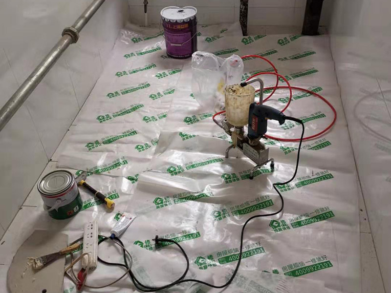 地磚空鼓維修：如果是墻面的邊角出現(xiàn)空鼓的情況，采用灌漿法進行維修瓷磚四周縫隙鏟開，然后用比較稀的水泥進行灌注并且要邊灌邊敲擊瓷磚，這樣可以將水泥漿滲透，不易對瓷磚造成破壞。 瓷磚空鼓，但基層砂漿未脫落，可以用耐候膠進行鋪貼。 瓷磚空鼓，瓷磚基層粘貼砂漿已松動，這種情況就需要將這塊瓷磚刨下來重新用水泥砂漿進行鋪設了。 鋪貼墻磚前對墻面進行灑水潤濕，并對釉面磚充分浸泡（30分鐘左右），鋪貼時用皮錘敲實可以避免空鼓的產生。