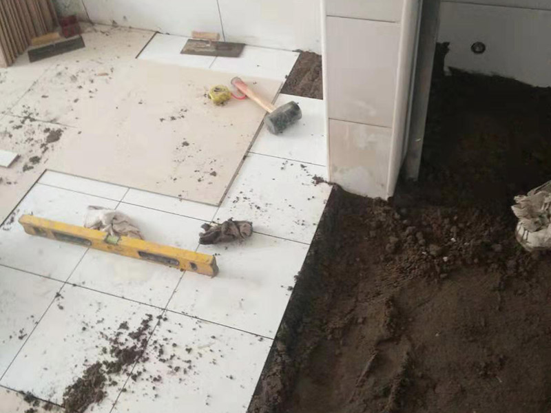 地磚空鼓維修：如果是墻面的邊角出現(xiàn)空鼓的情況，采用灌漿法進行維修瓷磚四周縫隙鏟開，然后用比較稀的水泥進行灌注并且要邊灌邊敲擊瓷磚，這樣可以將水泥漿滲透，不易對瓷磚造成破壞。 瓷磚空鼓，但基層砂漿未脫落，可以用耐候膠進行鋪貼。 瓷磚空鼓，瓷磚基層粘貼砂漿已松動，這種情況就需要將這塊瓷磚刨下來重新用水泥砂漿進行鋪設了。 鋪貼墻磚前對墻面進行灑水潤濕，并對釉面磚充分浸泡（30分鐘左右），鋪貼時用皮錘敲實可以避免空鼓的產生。