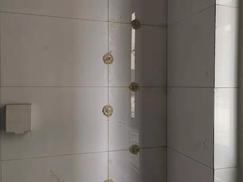 地磚空鼓維修：如果是墻面的邊角出現(xiàn)空鼓的情況，采用灌漿法進行維修瓷磚四周縫隙鏟開，然后用比較稀的水泥進行灌注并且要邊灌邊敲擊瓷磚，這樣可以將水泥漿滲透，不易對瓷磚造成破壞。 瓷磚空鼓，但基層砂漿未脫落，可以用耐候膠進行鋪貼。 瓷磚空鼓，瓷磚基層粘貼砂漿已松動，這種情況就需要將這塊瓷磚刨下來重新用水泥砂漿進行鋪設了。 鋪貼墻磚前對墻面進行灑水潤濕，并對釉面磚充分浸泡（30分鐘左右），鋪貼時用皮錘敲實可以避免空鼓的產生。