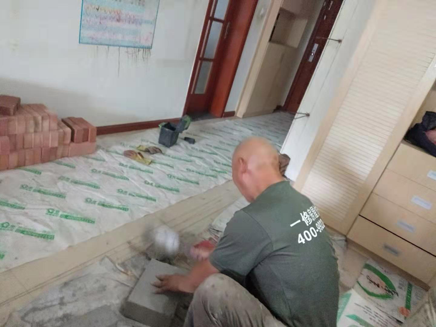 放線砌磚服務(wù)：砌墻宜采用一鏟灰、一塊磚、一擠揉的砌磚法。通常包括抄平、放線、擺磚樣、立皮數(shù)桿、掛準(zhǔn)線、鋪灰、砌磚等工序。如果是清水墻體，還要進(jìn)行勾縫。未成形的墻體上方，會吊著數(shù)根細(xì)線。這是用來保證墻面主縫垂直，不游丁走縫，當(dāng)砌完一步架高時(shí)，宜每隔2m水平間距，在丁磚立楞位置彈兩道垂直立線，可以分段控制游丁走縫。