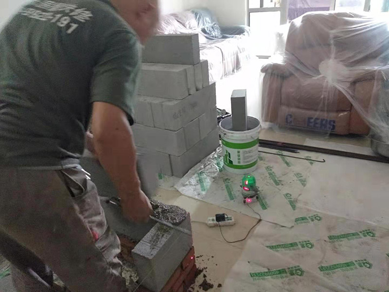 放線砌磚服務(wù)：砌墻宜采用一鏟灰、一塊磚、一擠揉的砌磚法。通常包括抄平、放線、擺磚樣、立皮數(shù)桿、掛準(zhǔn)線、鋪灰、砌磚等工序。如果是清水墻體，還要進(jìn)行勾縫。未成形的墻體上方，會吊著數(shù)根細(xì)線。這是用來保證墻面主縫垂直，不游丁走縫，當(dāng)砌完一步架高時(shí)，宜每隔2m水平間距，在丁磚立楞位置彈兩道垂直立線，可以分段控制游丁走縫。