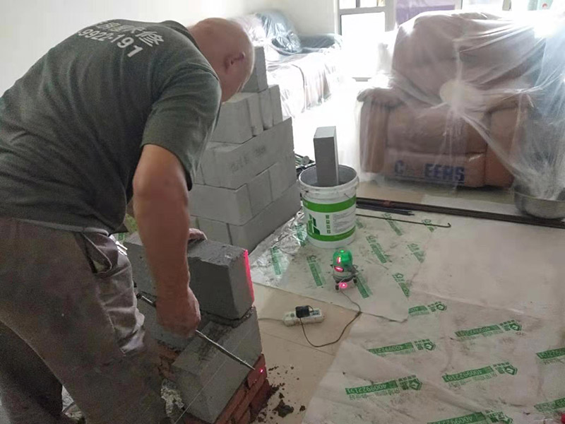 放線砌磚服務(wù)：砌墻宜采用一鏟灰、一塊磚、一擠揉的砌磚法。通常包括抄平、放線、擺磚樣、立皮數(shù)桿、掛準(zhǔn)線、鋪灰、砌磚等工序。如果是清水墻體，還要進(jìn)行勾縫。未成形的墻體上方，會吊著數(shù)根細(xì)線。這是用來保證墻面主縫垂直，不游丁走縫，當(dāng)砌完一步架高時(shí)，宜每隔2m水平間距，在丁磚立楞位置彈兩道垂直立線，可以分段控制游丁走縫。