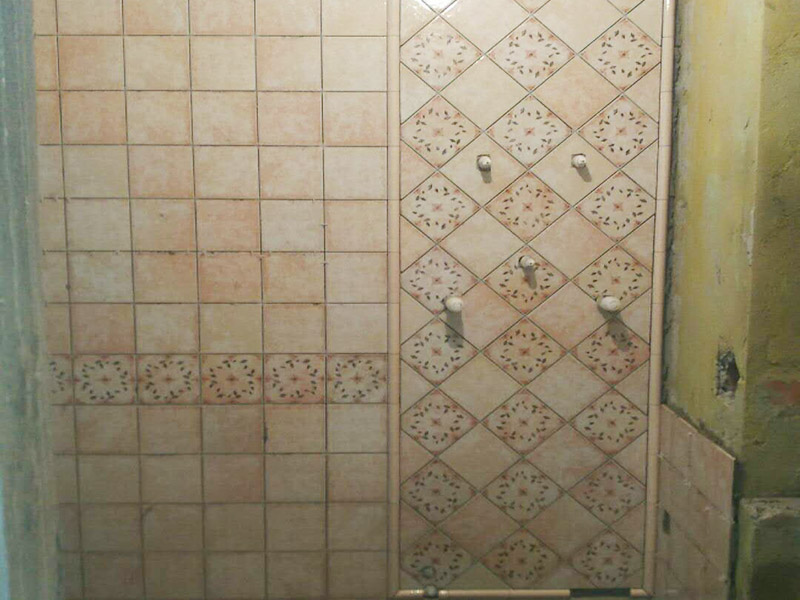 衛(wèi)生間花磚鋪貼：將水泥與少量建筑膠混合拌勻，做成粘貼劑。把粘貼劑用鏟刀鏟到地面刮平后將瓷磚鋪上，再用鏟刀壓實，這樣自上而下或自左而右的一排排粘貼即可。全部鋪完后，用白水泥漿美縫，把瓷磚間的間隙填實，這樣就完成了