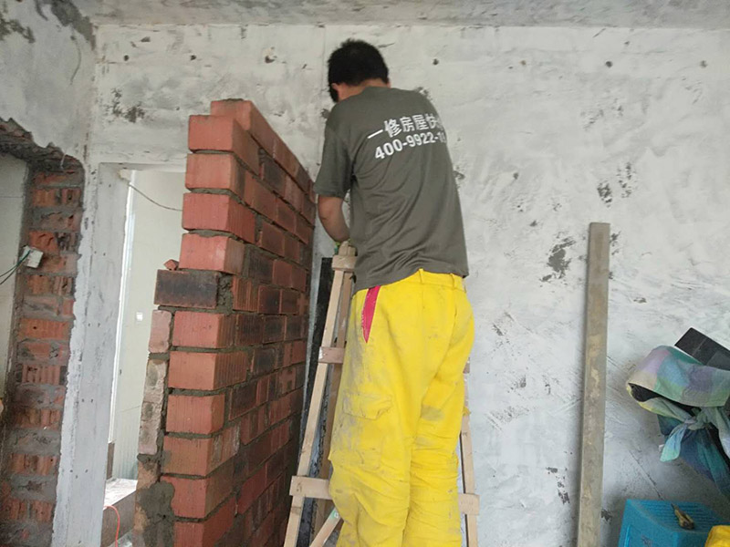 房屋砌墻施工：1、選磚：砌磚前應(yīng)選擇棱角整齊、無彎曲裂紋、顏色均勻、規(guī)格基本一致的磚。 2、盤角：砌筑磚砌體前應(yīng)先進(jìn)行盤角，每次盤角高度應(yīng)以3-5層磚為宜，盤角要及時、準(zhǔn)確地用吊線及靠尺檢查。若有偏差應(yīng)隨時修整。盤角應(yīng)嚴(yán)格對照底盤線、皮數(shù)桿的豎向標(biāo)高，水平灰縫要均勻一致。盤角應(yīng)堅持及時檢查和修整，保持新盤角的平整和垂直必須完全符合驗評標(biāo)準(zhǔn)規(guī)定的允許偏差值，方可掛線砌磚。 3、掛線：砌筑一磚半及其以上厚墻體時，應(yīng)及時雙面掛線進(jìn)行砌筑。砌一磚厚清水墻與混水墻體的時候。應(yīng)掛外手線進(jìn)行砌筑。 4、構(gòu)造柱馬牙搓設(shè)置：砌體留置馬牙搓要求先退后進(jìn)，應(yīng)于每層往腳開始先退五皮磚、后挑出五皮磚做馬牙搓，搓寬為60mm，搓高為300mm，以保證柱腳為大斷面。 5、砌磚：磚砌體的砌筑，應(yīng)上下錯縫，內(nèi)外搭砌。砌筑時上口拉線采用一鏟灰、一塊磚、一擠揉的&ldquo;三、一&rdquo;砌磚法進(jìn)行作業(yè)。砌筑時，首先應(yīng)將灰打勻打平，磚要放平，壘砌時一定要跟線，左、右相鄰要對平。