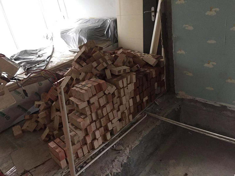 房屋砌墻施工：1、選磚：砌磚前應(yīng)選擇棱角整齊、無彎曲裂紋、顏色均勻、規(guī)格基本一致的磚。 2、盤角：砌筑磚砌體前應(yīng)先進(jìn)行盤角，每次盤角高度應(yīng)以3-5層磚為宜，盤角要及時、準(zhǔn)確地用吊線及靠尺檢查。若有偏差應(yīng)隨時修整。盤角應(yīng)嚴(yán)格對照底盤線、皮數(shù)桿的豎向標(biāo)高，水平灰縫要均勻一致。盤角應(yīng)堅持及時檢查和修整，保持新盤角的平整和垂直必須完全符合驗評標(biāo)準(zhǔn)規(guī)定的允許偏差值，方可掛線砌磚。 3、掛線：砌筑一磚半及其以上厚墻體時，應(yīng)及時雙面掛線進(jìn)行砌筑。砌一磚厚清水墻與混水墻體的時候。應(yīng)掛外手線進(jìn)行砌筑。 4、構(gòu)造柱馬牙搓設(shè)置：砌體留置馬牙搓要求先退后進(jìn)，應(yīng)于每層往腳開始先退五皮磚、后挑出五皮磚做馬牙搓，搓寬為60mm，搓高為300mm，以保證柱腳為大斷面。 5、砌磚：磚砌體的砌筑，應(yīng)上下錯縫，內(nèi)外搭砌。砌筑時上口拉線采用一鏟灰、一塊磚、一擠揉的&ldquo;三、一&rdquo;砌磚法進(jìn)行作業(yè)。砌筑時，首先應(yīng)將灰打勻打平，磚要放平，壘砌時一定要跟線，左、右相鄰要對平。