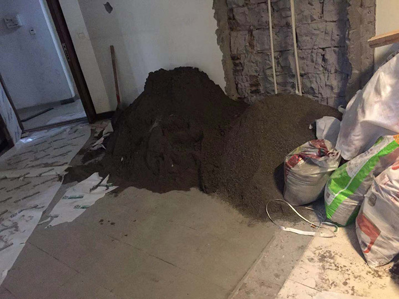 房屋砌墻施工：1、選磚：砌磚前應(yīng)選擇棱角整齊、無彎曲裂紋、顏色均勻、規(guī)格基本一致的磚。 2、盤角：砌筑磚砌體前應(yīng)先進(jìn)行盤角，每次盤角高度應(yīng)以3-5層磚為宜，盤角要及時、準(zhǔn)確地用吊線及靠尺檢查。若有偏差應(yīng)隨時修整。盤角應(yīng)嚴(yán)格對照底盤線、皮數(shù)桿的豎向標(biāo)高，水平灰縫要均勻一致。盤角應(yīng)堅持及時檢查和修整，保持新盤角的平整和垂直必須完全符合驗評標(biāo)準(zhǔn)規(guī)定的允許偏差值，方可掛線砌磚。 3、掛線：砌筑一磚半及其以上厚墻體時，應(yīng)及時雙面掛線進(jìn)行砌筑。砌一磚厚清水墻與混水墻體的時候。應(yīng)掛外手線進(jìn)行砌筑。 4、構(gòu)造柱馬牙搓設(shè)置：砌體留置馬牙搓要求先退后進(jìn)，應(yīng)于每層往腳開始先退五皮磚、后挑出五皮磚做馬牙搓，搓寬為60mm，搓高為300mm，以保證柱腳為大斷面。 5、砌磚：磚砌體的砌筑，應(yīng)上下錯縫，內(nèi)外搭砌。砌筑時上口拉線采用一鏟灰、一塊磚、一擠揉的&ldquo;三、一&rdquo;砌磚法進(jìn)行作業(yè)。砌筑時，首先應(yīng)將灰打勻打平，磚要放平，壘砌時一定要跟線，左、右相鄰要對平。