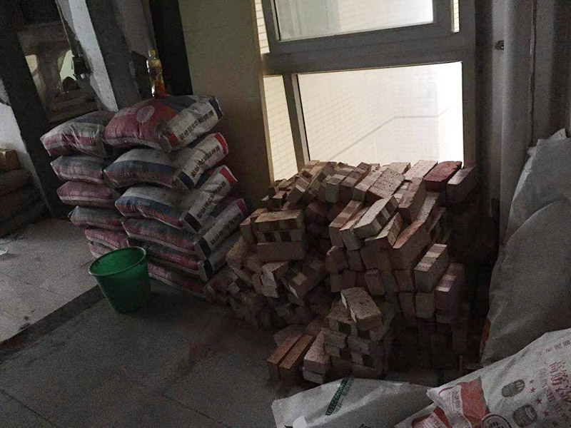 房屋砌墻施工：1、選磚：砌磚前應(yīng)選擇棱角整齊、無彎曲裂紋、顏色均勻、規(guī)格基本一致的磚。 2、盤角：砌筑磚砌體前應(yīng)先進(jìn)行盤角，每次盤角高度應(yīng)以3-5層磚為宜，盤角要及時、準(zhǔn)確地用吊線及靠尺檢查。若有偏差應(yīng)隨時修整。盤角應(yīng)嚴(yán)格對照底盤線、皮數(shù)桿的豎向標(biāo)高，水平灰縫要均勻一致。盤角應(yīng)堅持及時檢查和修整，保持新盤角的平整和垂直必須完全符合驗評標(biāo)準(zhǔn)規(guī)定的允許偏差值，方可掛線砌磚。 3、掛線：砌筑一磚半及其以上厚墻體時，應(yīng)及時雙面掛線進(jìn)行砌筑。砌一磚厚清水墻與混水墻體的時候。應(yīng)掛外手線進(jìn)行砌筑。 4、構(gòu)造柱馬牙搓設(shè)置：砌體留置馬牙搓要求先退后進(jìn)，應(yīng)于每層往腳開始先退五皮磚、后挑出五皮磚做馬牙搓，搓寬為60mm，搓高為300mm，以保證柱腳為大斷面。 5、砌磚：磚砌體的砌筑，應(yīng)上下錯縫，內(nèi)外搭砌。砌筑時上口拉線采用一鏟灰、一塊磚、一擠揉的&ldquo;三、一&rdquo;砌磚法進(jìn)行作業(yè)。砌筑時，首先應(yīng)將灰打勻打平，磚要放平，壘砌時一定要跟線，左、右相鄰要對平。