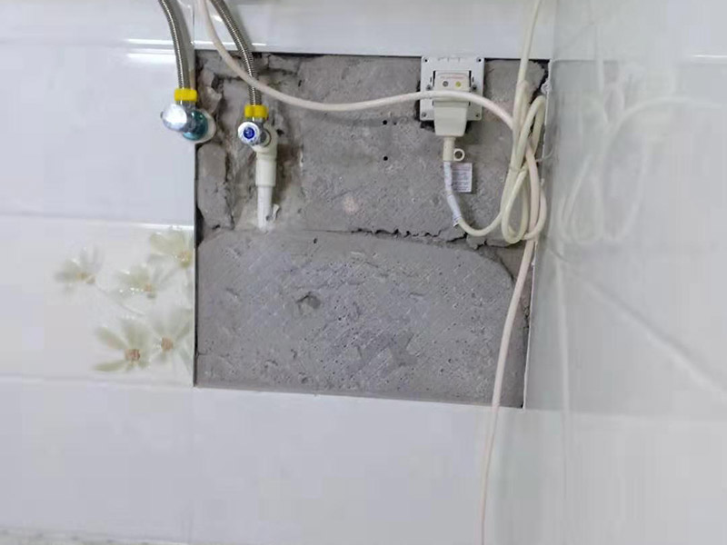 墻面瓷磚修補：1、若砂漿bai未松動，僅是瓷磚脫落，du可將瓷磚背面和四周粘附的砂漿刮凈zhi后，在107膠中摻入少許水泥成糊狀，在dao瓷磚背面均勻地涂上薄薄的一層，稍后壓緊瓷磚即可粘牢。 2、若砂漿連同瓷磚一同掉落，先在原基礎(chǔ)面上輕輕鑿些毛坑后，用拌有107膠的砂漿重新鑲貼，或用水泥、E－44環(huán)氧樹脂、丙酮、乙二胺(化工商店有售)按5：3：2：1的比例拌勻后，用毛刷在基礎(chǔ)面上刷一層，然后將脫落的瓷磚壓上去，直至砂漿硬化。