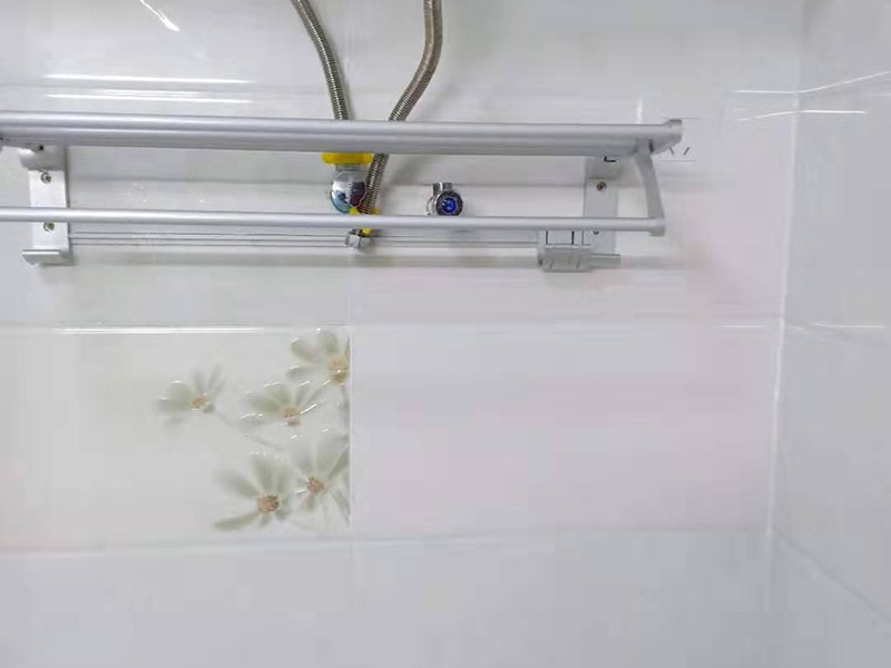 墻面瓷磚修補：1、若砂漿bai未松動，僅是瓷磚脫落，du可將瓷磚背面和四周粘附的砂漿刮凈zhi后，在107膠中摻入少許水泥成糊狀，在dao瓷磚背面均勻地涂上薄薄的一層，稍后壓緊瓷磚即可粘牢。 2、若砂漿連同瓷磚一同掉落，先在原基礎(chǔ)面上輕輕鑿些毛坑后，用拌有107膠的砂漿重新鑲貼，或用水泥、E－44環(huán)氧樹脂、丙酮、乙二胺(化工商店有售)按5：3：2：1的比例拌勻后，用毛刷在基礎(chǔ)面上刷一層，然后將脫落的瓷磚壓上去，直至砂漿硬化。