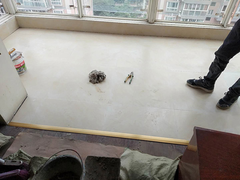 客廳瓷磚安裝： 1:瓷磚黏著劑這也叫干貼法,是一種新式的鋪裝輔料。和以往砂漿水泥濕貼不一樣的是,瓷磚不需預(yù)先浸水,基面不需打濕,只需地上平坦,其它條件較好就行。這種貼法瓷磚黏著度較高,比傳統(tǒng)的砂漿水泥作用要好,比照格外適用作業(yè)面小、環(huán)境較好的中小戶型家庭裝飾。 2:多彩填縫劑這個(gè)不是通常五顏六色水泥,通常用于留縫鋪裝的地上或墻面。其特色是顏色的固著力強(qiáng)、耐壓耐磨、不堿化、不縮短、不粉化。它的呈現(xiàn)改變了瓷磚縫隙水掉落黏著不牢的缺點(diǎn),并且使縫隙的顏色和瓷磚般配顯得共同協(xié)調(diào),相輔相成。