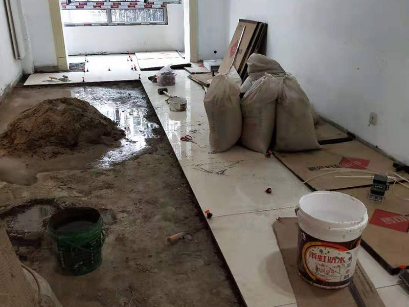 客廳瓷磚安裝： 1:瓷磚黏著劑這也叫干貼法,是一種新式的鋪裝輔料。和以往砂漿水泥濕貼不一樣的是,瓷磚不需預(yù)先浸水,基面不需打濕,只需地上平坦,其它條件較好就行。這種貼法瓷磚黏著度較高,比傳統(tǒng)的砂漿水泥作用要好,比照格外適用作業(yè)面小、環(huán)境較好的中小戶型家庭裝飾。 2:多彩填縫劑這個(gè)不是通常五顏六色水泥,通常用于留縫鋪裝的地上或墻面。其特色是顏色的固著力強(qiáng)、耐壓耐磨、不堿化、不縮短、不粉化。它的呈現(xiàn)改變了瓷磚縫隙水掉落黏著不牢的缺點(diǎn),并且使縫隙的顏色和瓷磚般配顯得共同協(xié)調(diào),相輔相成。