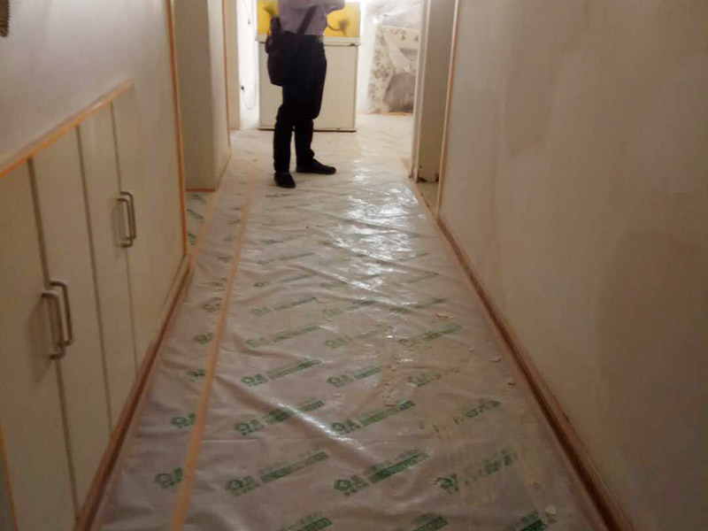 客廳瓷磚安裝： 1:瓷磚黏著劑這也叫干貼法,是一種新式的鋪裝輔料。和以往砂漿水泥濕貼不一樣的是,瓷磚不需預(yù)先浸水,基面不需打濕,只需地上平坦,其它條件較好就行。這種貼法瓷磚黏著度較高,比傳統(tǒng)的砂漿水泥作用要好,比照格外適用作業(yè)面小、環(huán)境較好的中小戶型家庭裝飾。 2:多彩填縫劑這個(gè)不是通常五顏六色水泥,通常用于留縫鋪裝的地上或墻面。其特色是顏色的固著力強(qiáng)、耐壓耐磨、不堿化、不縮短、不粉化。它的呈現(xiàn)改變了瓷磚縫隙水掉落黏著不牢的缺點(diǎn),并且使縫隙的顏色和瓷磚般配顯得共同協(xié)調(diào),相輔相成。