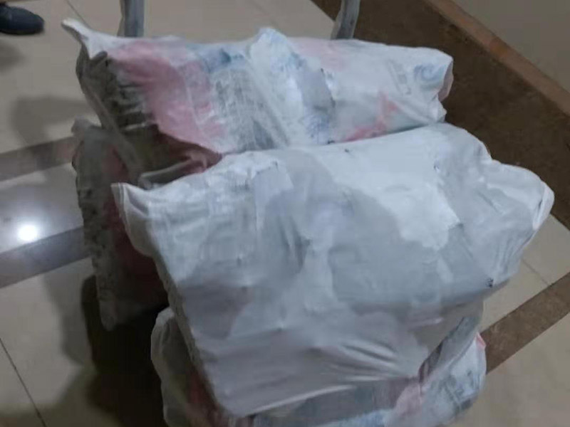 墻磚拆除建渣清運：建筑垃圾最終處置以回填為主。除少數(shù)幾個城市外，大部分城市沒有專門的建筑垃圾填埋場。絕大部分建筑垃圾未經(jīng)任何處理，直接運往郊外或鄉(xiāng)村，采用露天堆放或填埋的方式進行處理，這種簡易堆填耗用大量的土地資源，有極大的安全風險。此外，建筑垃圾運輸、堆放過程中產(chǎn)生的空氣粉塵、污水污染等問題又造成了較嚴重的環(huán)境污染。對建筑垃圾進行技術處理可產(chǎn)生新的材料，但國內建筑垃圾資源化利用的案例較少、資源化利用方法不多。