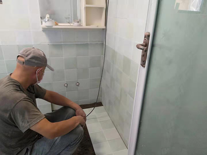 廁所地面貼瓷磚：首先將選購好的瓷磚清潔干凈，并du在水中浸泡2個小時以上，瓷磚的浸泡是為了能讓瓷磚充分的吸收水分，避免在鋪貼完成之后吸取材料中的水分，而影響瓷磚與地面的粘貼度，造成起空鼓、脫落等現(xiàn)象，開始鋪貼瓷磚之前需要從水中取出并將便面的水分擦去，以便鋪貼。 設(shè)置輔助線在開始瓷磚進(jìn)行鋪貼之前，需先在墻面上吊垂線，吊垂線是用來確定瓷磚與墻面的尺寸，再設(shè)置水平線，這樣能夠保證瓷磚鋪貼過程中保持橫平豎直的平整度。 順序鋪貼通常地磚的鋪貼都是由門窗邊或者陽臺開始的，保證從上到下，由左及右的順序行進(jìn)，先用水潤曾找平層，再用鏟子將水泥抹在瓷磚的背面，再將瓷磚貼在地面，再用橡膠錘輕輕敲擊瓷磚，使水泥充滿墻面與瓷磚之間的空隙。