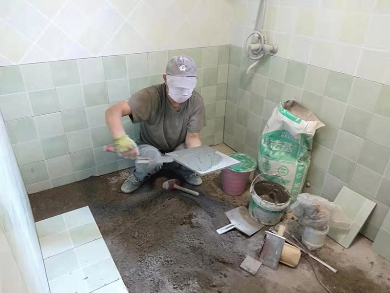 廁所地面貼瓷磚：首先將選購好的瓷磚清潔干凈，并du在水中浸泡2個小時以上，瓷磚的浸泡是為了能讓瓷磚充分的吸收水分，避免在鋪貼完成之后吸取材料中的水分，而影響瓷磚與地面的粘貼度，造成起空鼓、脫落等現(xiàn)象，開始鋪貼瓷磚之前需要從水中取出并將便面的水分擦去，以便鋪貼。 設(shè)置輔助線在開始瓷磚進(jìn)行鋪貼之前，需先在墻面上吊垂線，吊垂線是用來確定瓷磚與墻面的尺寸，再設(shè)置水平線，這樣能夠保證瓷磚鋪貼過程中保持橫平豎直的平整度。 順序鋪貼通常地磚的鋪貼都是由門窗邊或者陽臺開始的，保證從上到下，由左及右的順序行進(jìn)，先用水潤曾找平層，再用鏟子將水泥抹在瓷磚的背面，再將瓷磚貼在地面，再用橡膠錘輕輕敲擊瓷磚，使水泥充滿墻面與瓷磚之間的空隙。