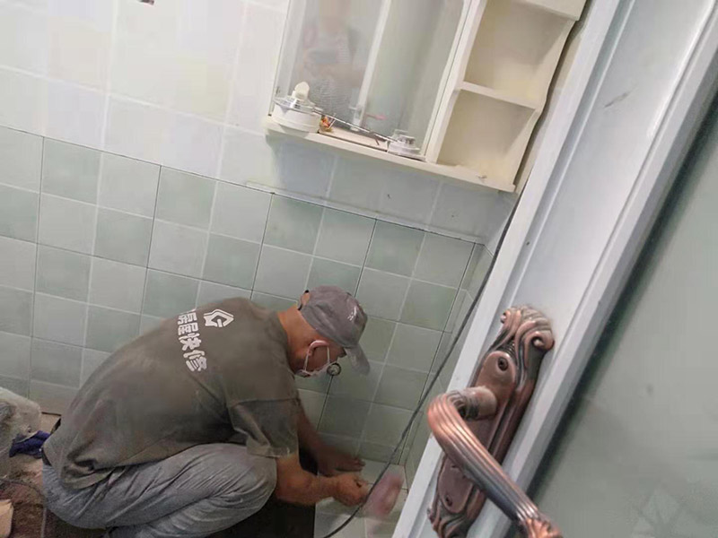 廁所地面貼瓷磚：首先將選購好的瓷磚清潔干凈，并du在水中浸泡2個小時以上，瓷磚的浸泡是為了能讓瓷磚充分的吸收水分，避免在鋪貼完成之后吸取材料中的水分，而影響瓷磚與地面的粘貼度，造成起空鼓、脫落等現(xiàn)象，開始鋪貼瓷磚之前需要從水中取出并將便面的水分擦去，以便鋪貼。 設(shè)置輔助線在開始瓷磚進(jìn)行鋪貼之前，需先在墻面上吊垂線，吊垂線是用來確定瓷磚與墻面的尺寸，再設(shè)置水平線，這樣能夠保證瓷磚鋪貼過程中保持橫平豎直的平整度。 順序鋪貼通常地磚的鋪貼都是由門窗邊或者陽臺開始的，保證從上到下，由左及右的順序行進(jìn)，先用水潤曾找平層，再用鏟子將水泥抹在瓷磚的背面，再將瓷磚貼在地面，再用橡膠錘輕輕敲擊瓷磚，使水泥充滿墻面與瓷磚之間的空隙。