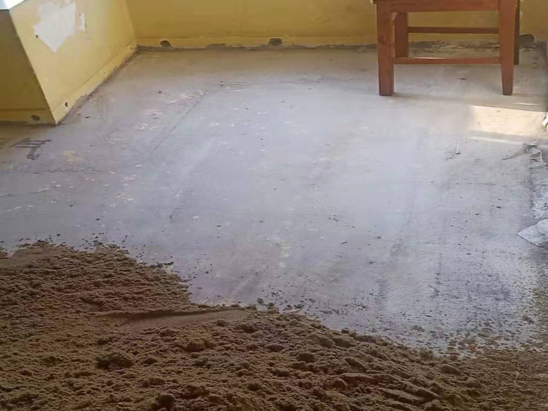 臥室地面瓷磚裝修：將砂土平整好，上面才好放瓷磚，注意一邊平整一邊將小的硬塊去掉，結(jié)合層材料應(yīng)當勻?qū)崳€(wěn)固。結(jié)合層厚度宜取20-35mm；結(jié)合層與瓷磚應(yīng)分段同時鋪砌，鋪砌時宜采用水泥漿或干鋪泥灑水作粘結(jié)。用橡皮錘將瓷磚輕輕敲緊定位，切忌用大力，如果結(jié)合層不平應(yīng)拿掉瓷磚重新抹平?，F(xiàn)在看瓷磚之間有沒有板塊不嚴，板塊厚薄不一，尺寸誤差大的問題，否則鋪設(shè)出來影響美觀。給瓷磚背面上水泥，上水泥前要盡量清除瓷磚表面的浮土，這樣才不會影響水泥的黏結(jié)能力。