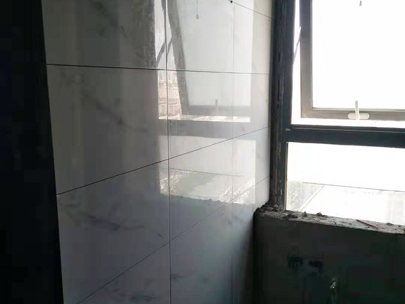 墻面貼磚施工：工藝流程 &nbsp;清理墻面bai&mdash;&mdash;澆水濕潤墻&mdash;&mdash;面找du規(guī)矩&mdash;&mdash;zhi底層抹灰&mdash;&mdash;排磚、分格dao、彈線&mdash;&mdash;鑲貼面磚&mdash;&mdash;清掃面層&mdash;&mdash;勾縫&mdash;&mdash;清洗墻面 清理墻、柱面，應(yīng)將浮灰及殘余砂漿沖洗干凈，再充分澆水濕潤。&nbsp; 柱與墻面的陰陽角轉(zhuǎn)角處，均需拉垂直線并進(jìn)行兜方。陽角要雙面拉垂直線，門窗上下口拉水平通線。 &nbsp; 根據(jù)掛線情況和面磚規(guī)格尺寸排列要求，打底子灰，底子灰分兩次施工。水泥砂漿采用砂漿機(jī)攪拌，配比必須準(zhǔn)確。 &nbsp;鑲貼面磚前一天，將面磚放入水桶中浸泡，使用前1－2小時(shí)取出，晾去表面水，抹凈表面浮灰待用。 &nbsp; 面磚鑲貼順序?yàn)樽陨隙?，按建筑分層為界，完成一層再做一層。粘貼第一層面磚時(shí)需用直尺在面磚底部托平，保持頭角齊直，條縫平直，貼完第一層后用直尺檢查一遍平整度。貼第二層面磚時(shí)應(yīng)將第一層面磚上的灰漿刮平，放下一層面磚，對(duì)好縱橫縫，對(duì)齊垂直度后鋪貼，操作方法如上。 &nbsp; 勾縫需待一個(gè)層次的面磚鑲貼完畢后進(jìn)行。應(yīng)使用特制熘子進(jìn)行勾縫，以保證磚縫深淺一致、表面平整。磚縫必須抹壓密實(shí)，以防縫隙內(nèi)浸水。 &nbsp; 鑲貼面磚完工后，隨即清理面磚表面，做好成品保護(hù)。