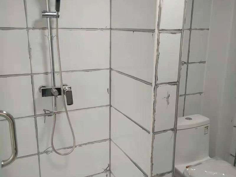 衛(wèi)生間瓷磚美縫：1、先橫后豎，清理瓷磚縫du隙大約0.8mm的凹槽，兩側(cè)露出瓷磚邊即可(特別注意十字交叉處的清理); 2、拿出需要使用的美縫劑，撕下屁股上的標(biāo)簽，貼到美縫劑瓶身上;拉開拉環(huán)，讓美縫劑站立在地上，左手拿一個美縫劑的料嘴，尖端向下放在美縫劑的出料口，用濕毛巾蓋在拿著料嘴的左手上，右手拍打幾下料嘴，使其頂開美縫劑出料口 3、打一條美縫劑，新手可以先打20cm---50cm，漸漸熟練后可以打更長的長度;然后把膠槍平放，出料嘴下面用接料板接住; 4、刮平美縫劑(主要使用水刮板，海綿、手指也可以);水刮板拿握法為四指在上，大拇指在水刮板下;水刮板刮出的多余料，轉(zhuǎn)移到海綿上;