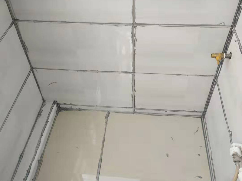 衛(wèi)生間瓷磚美縫：1、先橫后豎，清理瓷磚縫du隙大約0.8mm的凹槽，兩側(cè)露出瓷磚邊即可(特別注意十字交叉處的清理); 2、拿出需要使用的美縫劑，撕下屁股上的標(biāo)簽，貼到美縫劑瓶身上;拉開拉環(huán)，讓美縫劑站立在地上，左手拿一個美縫劑的料嘴，尖端向下放在美縫劑的出料口，用濕毛巾蓋在拿著料嘴的左手上，右手拍打幾下料嘴，使其頂開美縫劑出料口 3、打一條美縫劑，新手可以先打20cm---50cm，漸漸熟練后可以打更長的長度;然后把膠槍平放，出料嘴下面用接料板接住; 4、刮平美縫劑(主要使用水刮板，海綿、手指也可以);水刮板拿握法為四指在上，大拇指在水刮板下;水刮板刮出的多余料，轉(zhuǎn)移到海綿上;