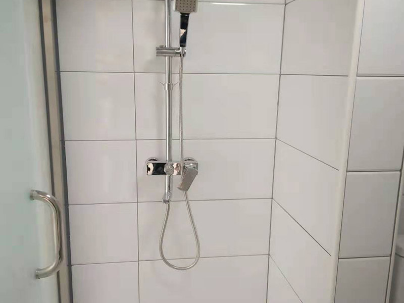 衛(wèi)生間瓷磚美縫：1、先橫后豎，清理瓷磚縫du隙大約0.8mm的凹槽，兩側(cè)露出瓷磚邊即可(特別注意十字交叉處的清理); 2、拿出需要使用的美縫劑，撕下屁股上的標(biāo)簽，貼到美縫劑瓶身上;拉開拉環(huán)，讓美縫劑站立在地上，左手拿一個美縫劑的料嘴，尖端向下放在美縫劑的出料口，用濕毛巾蓋在拿著料嘴的左手上，右手拍打幾下料嘴，使其頂開美縫劑出料口 3、打一條美縫劑，新手可以先打20cm---50cm，漸漸熟練后可以打更長的長度;然后把膠槍平放，出料嘴下面用接料板接住; 4、刮平美縫劑(主要使用水刮板，海綿、手指也可以);水刮板拿握法為四指在上，大拇指在水刮板下;水刮板刮出的多余料，轉(zhuǎn)移到海綿上;